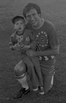 NASL Soccer San Antonio Thunder 76 Road Bob McNab with Kids