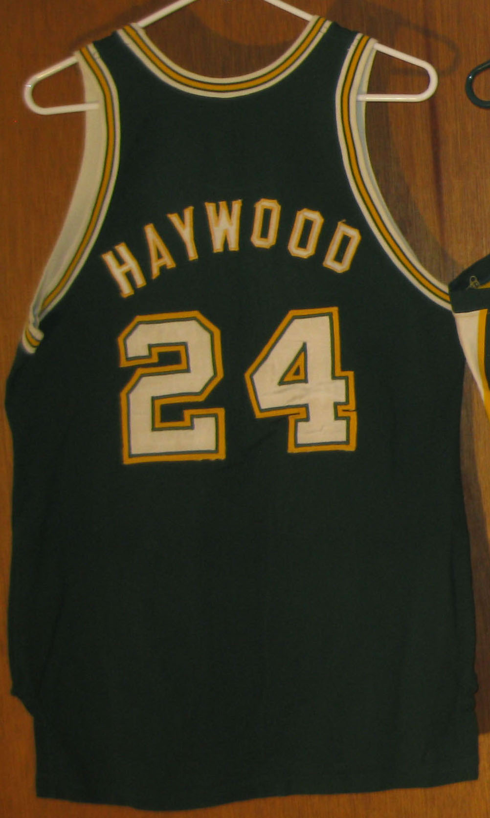 Spencer Haywood of the Seattle SuperSonics retired jersey hangs in  Nachrichtenfoto - Getty Images